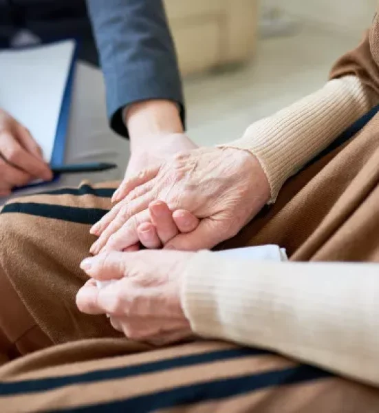 psicologo-consulta-mujer-senior-hogar-ancianos_236854-10968